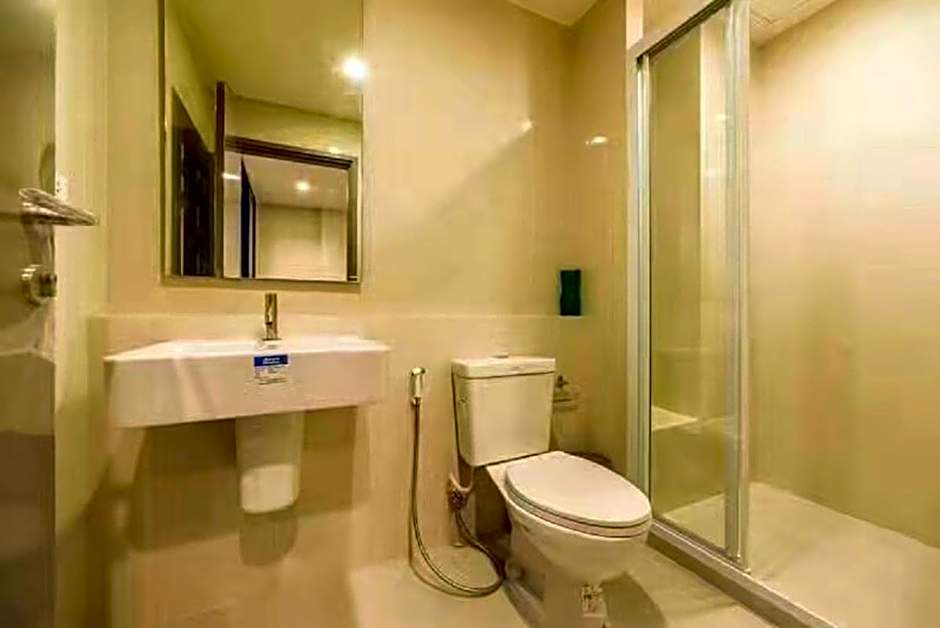 the base 网红公寓 市中心核心区顶层无边泳池俯瞰整个芭堤雅海湾