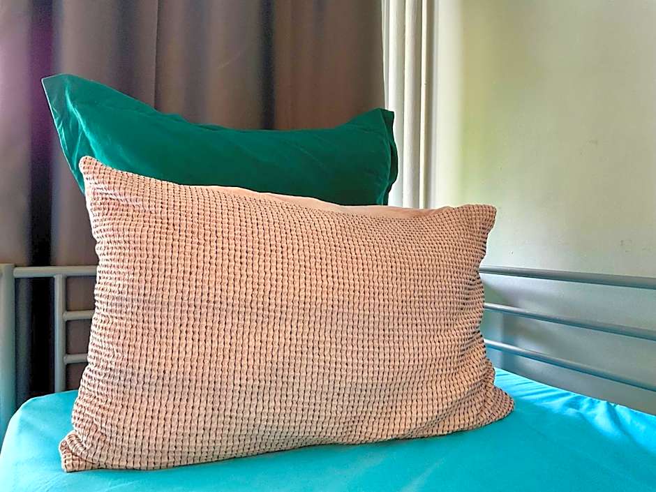 Female dorm- Femme dortoir Paris 8pm-10am