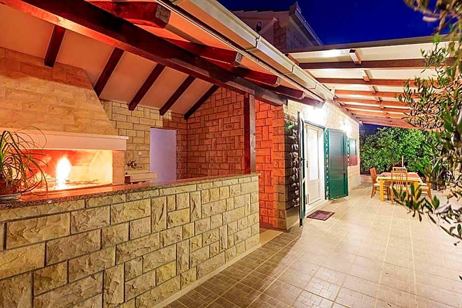 Luxury Beachfront Villa Dalmatino Trogir with private pool right at the beach in Okrug Gornji - Ciovo