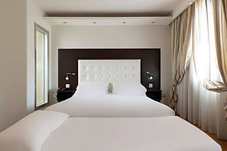 Family Room (2 Adults + 2 Children)