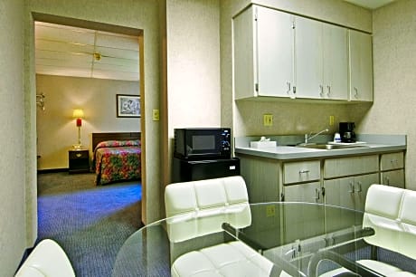 1 King Bed Suite Non-Smoking