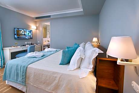 Master Suite with Outdoor Hot Tub and Panoramic Sea View