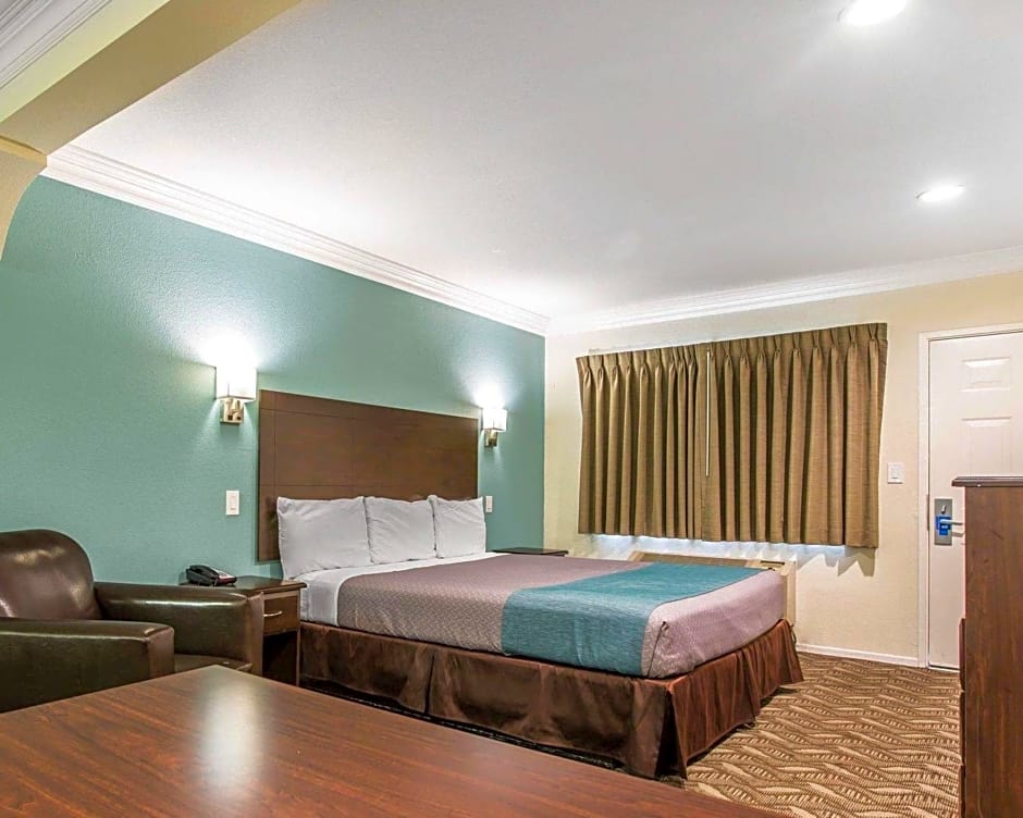 Rodeway Inn & Suites