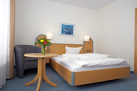 1 Queen Bed, Accessible