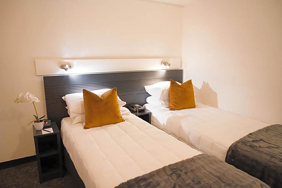 Bay Plaza Hotel