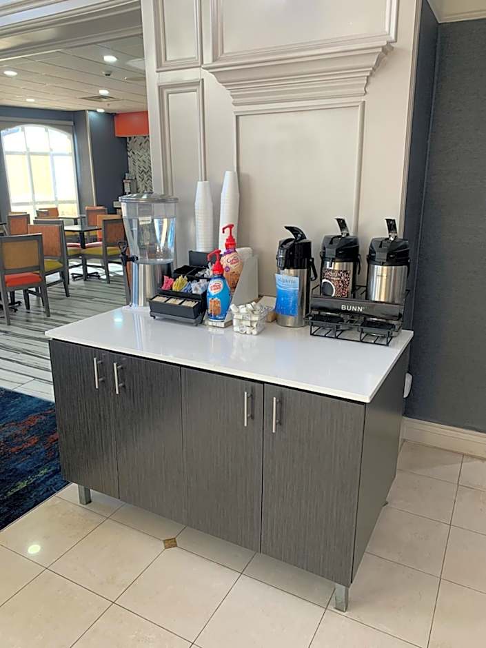 La Quinta Inn & Suites by Wyndham Oklahoma City North - Quail Springs