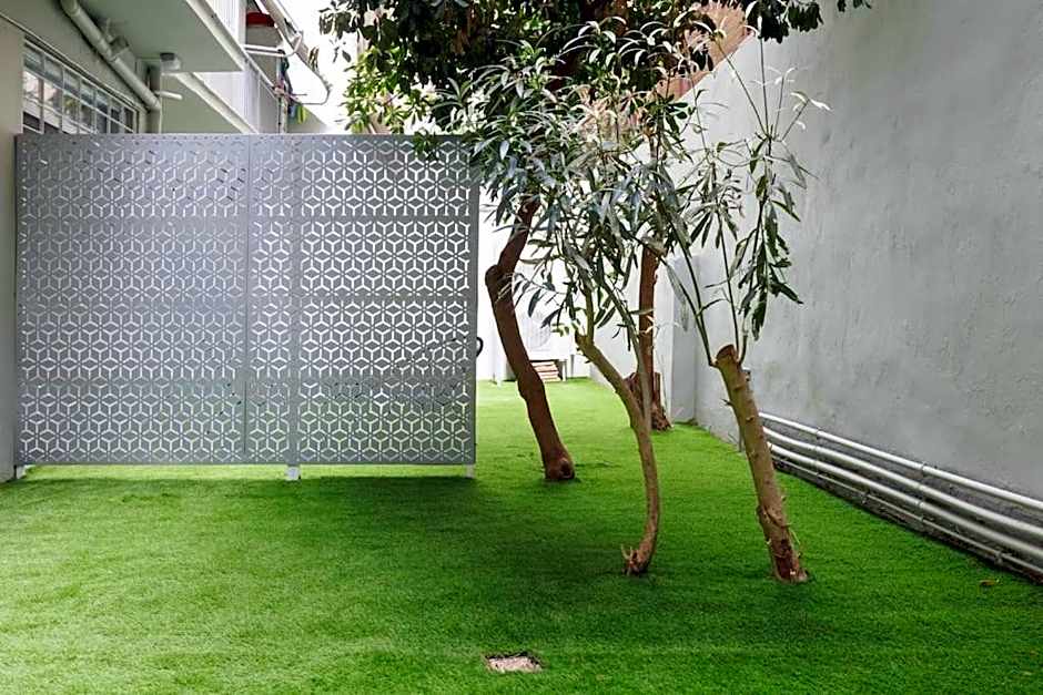 Snug studio apartment with shared garden IV