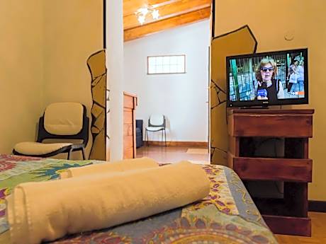 Suite Silvia-Quadrupla-Bagno privato con doccia-Vista giardino