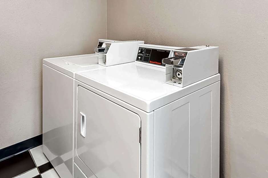 Super 8 by Wyndham Bloomington/Normal