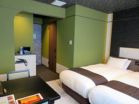 Twin Room-Executive Floor  with Shower - Non-Smoking
