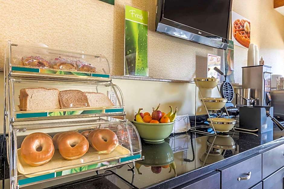 Quality Inn & Suites Pittsburgh Harmarville