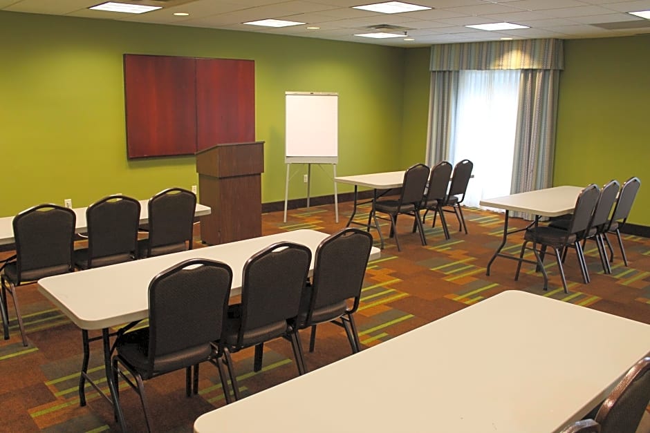 Holiday Inn Express Hotel & Suites Starkville