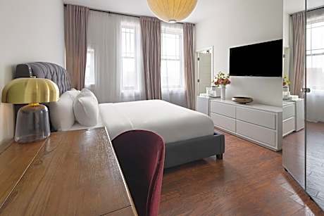 1 King Bed Non-Smoking