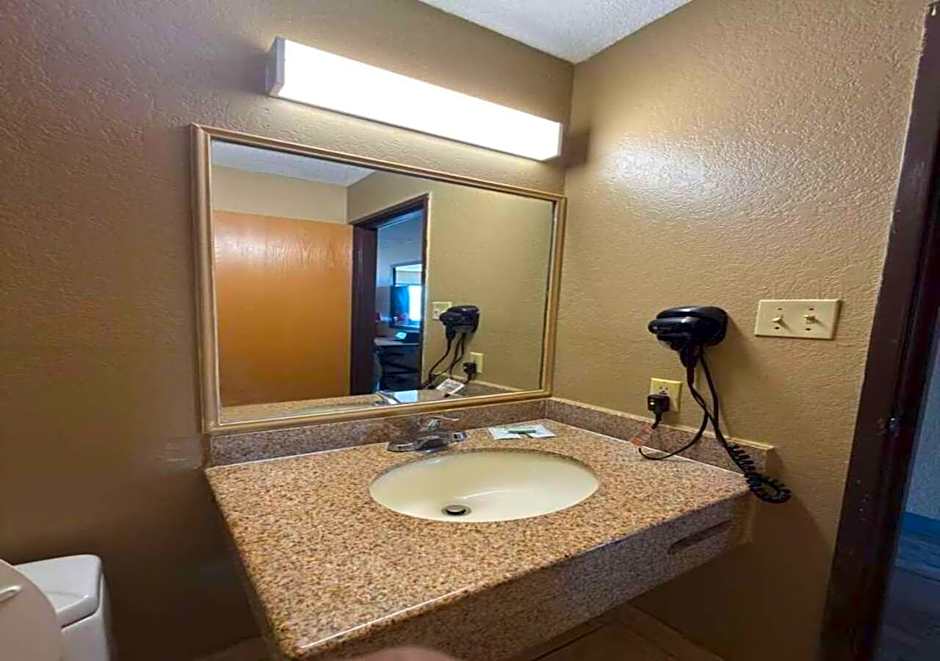 Super 8 by Wyndham Topeka/Wanamaker RD/I-70