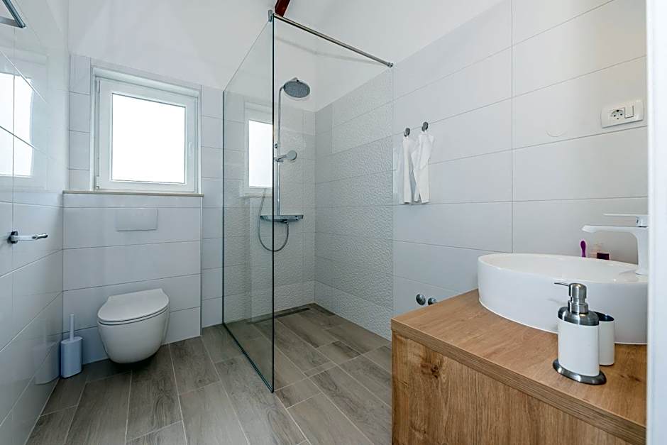 Villa Stella - heated pool, jacuzzi & sauna