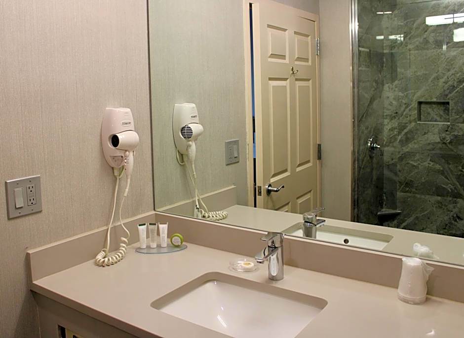 Marco LaGuardia Hotel & Suites