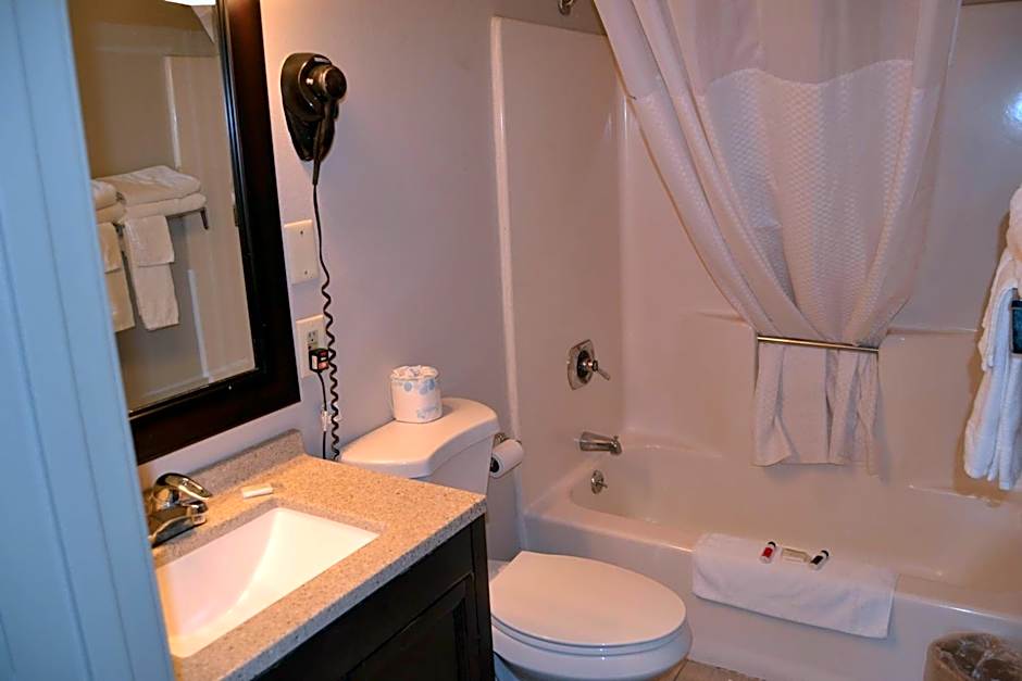 Days Inn and Suites by Wyndham Sikeston