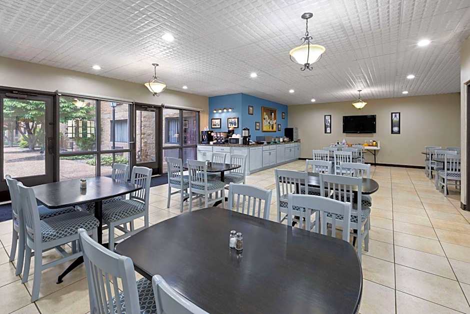 Baymont Inn and Suites by Wyndham Farmington, MO