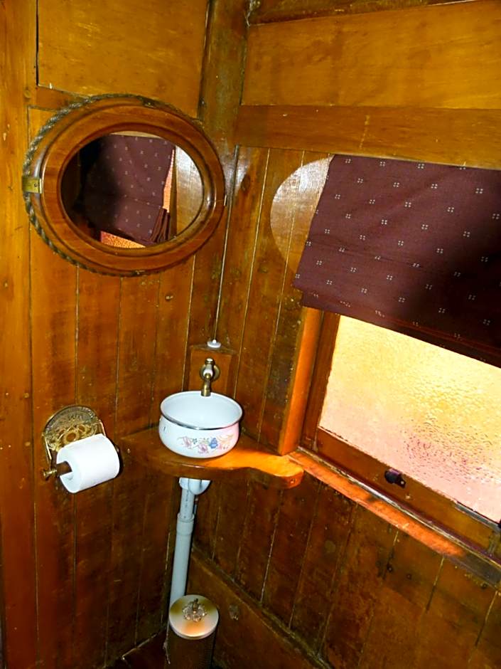 Wacky Stays - unique farm-stay glamping rentals, FREE animal feeding tours