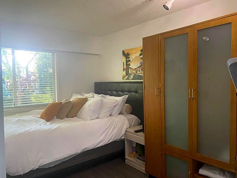 4 bedroom upper level Kits home