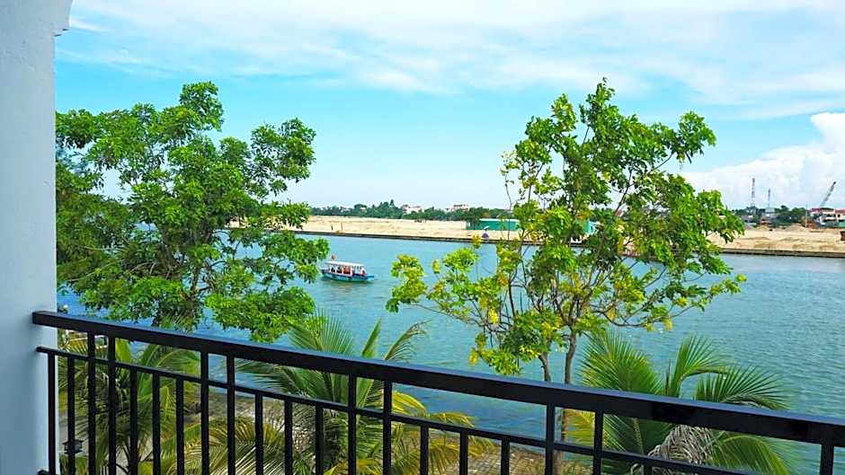 Riverside White House Hotel