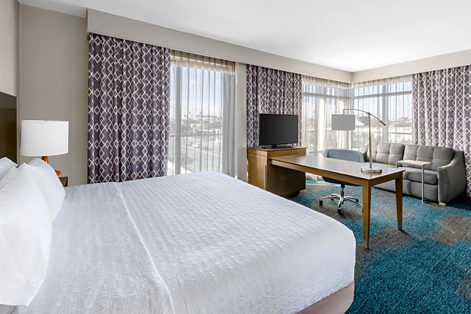 Hampton Inn & Suites LAX El Segundo