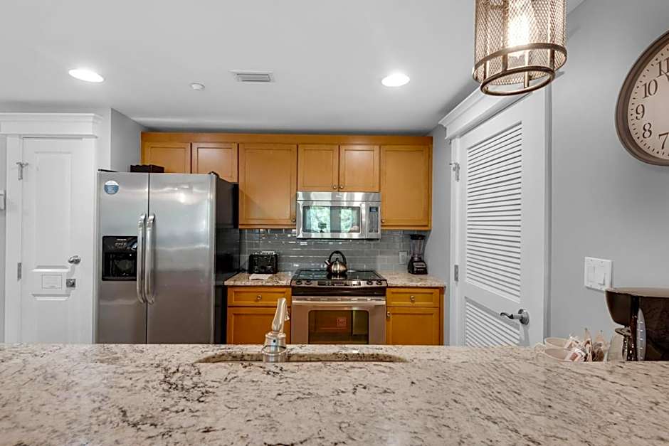 Cozy Bayside Retreat at Lasata , Stunning Panoramic Views ,Steps away from Baytowne Wharf, 3 Bedrooms 3 full baths !!