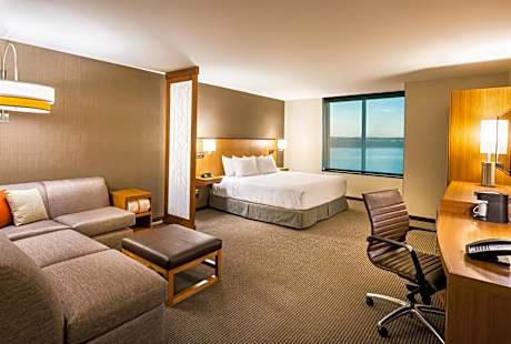 King Suite with Sofa Bed and Roll-In Shower - Disability Access