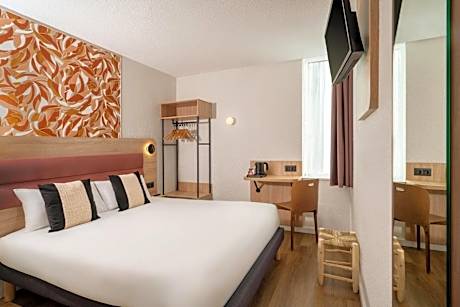 Standard Queen Room with Sofa Bed - Non-Smoking