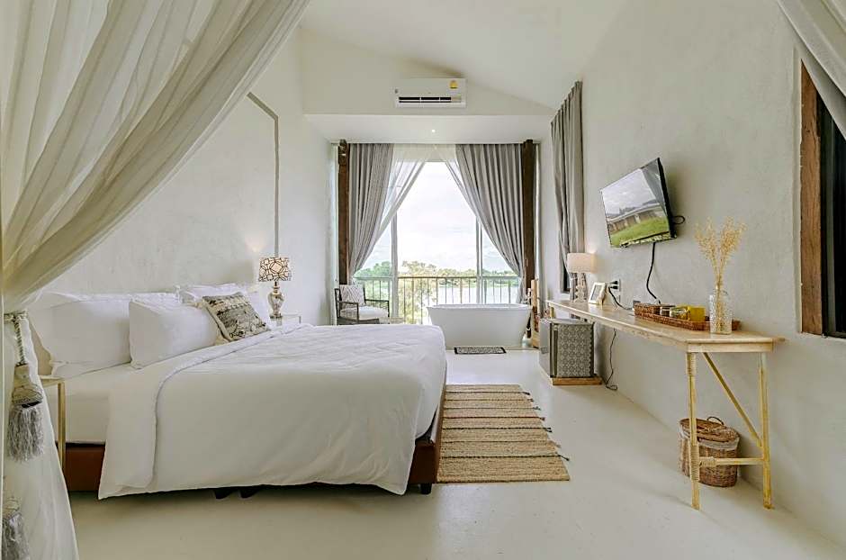 White Wall Riverfront Hotel