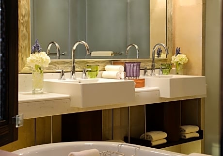 Deluxe Room, 1 King Bed, Non Smoking, Balcony