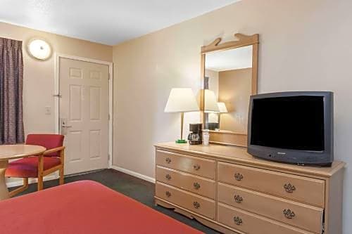 Howard Johnson by Wyndham Bakersfield