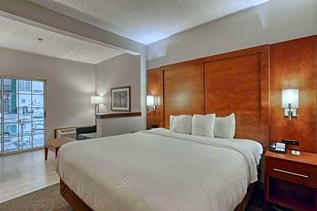 King Suite with Pool View - Non-Smoking