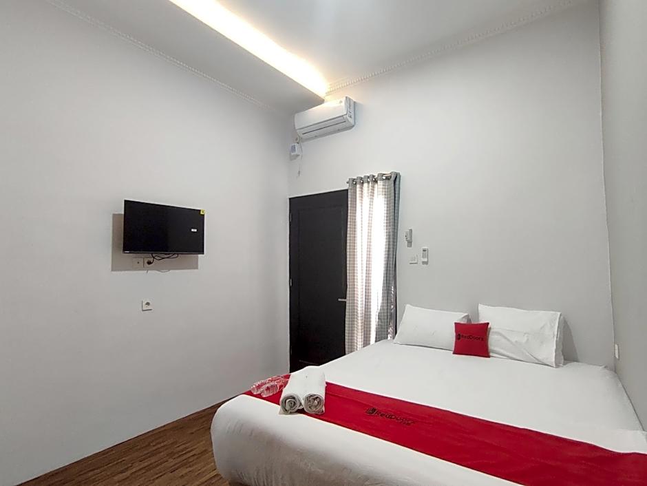 RedDoorz near Graha Saba Buana 2