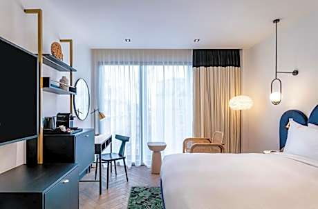 Queen Room with City View