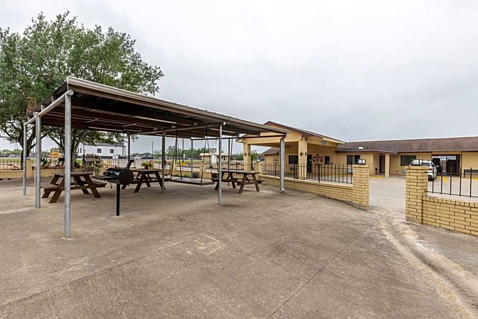 Freer Executive inn and Studios