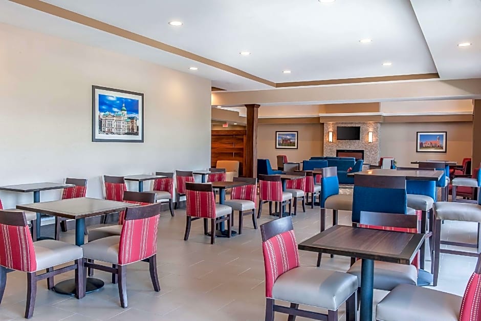 Comfort Suites Rensselaer near Fair Oaks