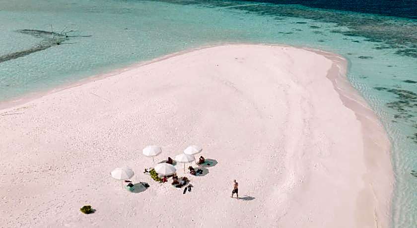 Sunrise by White sand dhigurah 