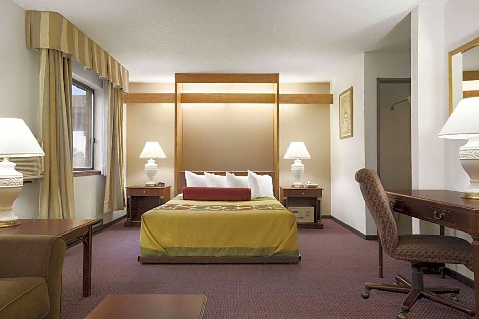 Super 8 by Wyndham Milwaukee Airport