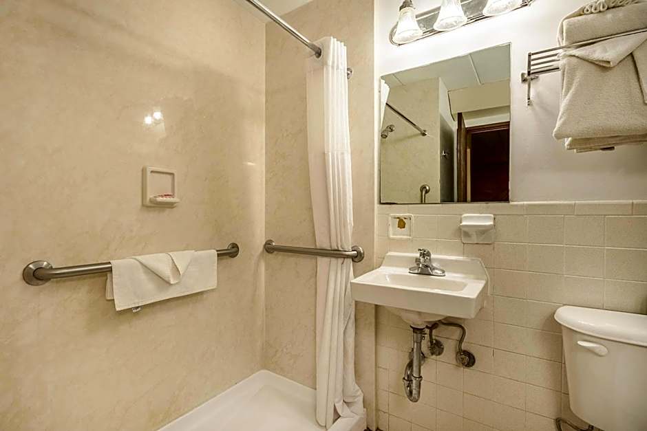 Econo Lodge Inn & Suites Windsor Locks Bradley Airport