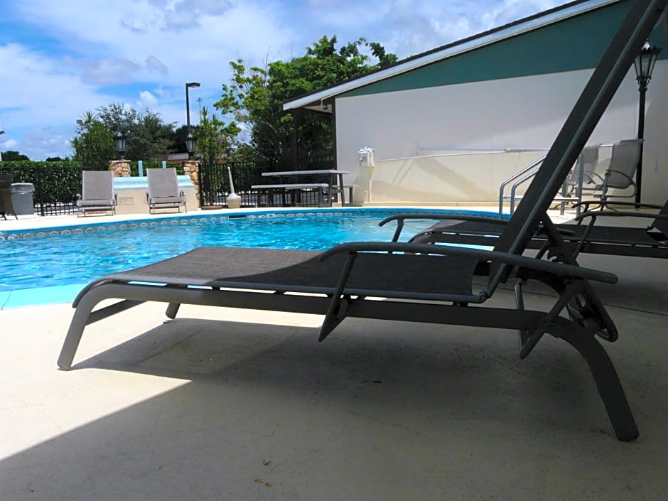 Spinnaker Inn of Naples