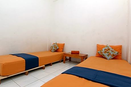 Standard Twin Room with Shared Bathroom