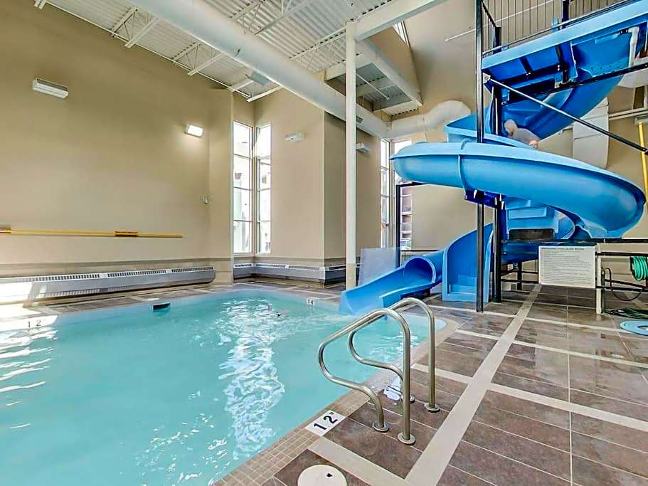 Mountain Retreat, Pool & Hot Tub, BBQ, Patio, King Bed, Sleeps 6!