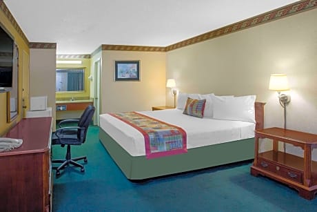 1 King Bed Studio Suite Non-Smoking