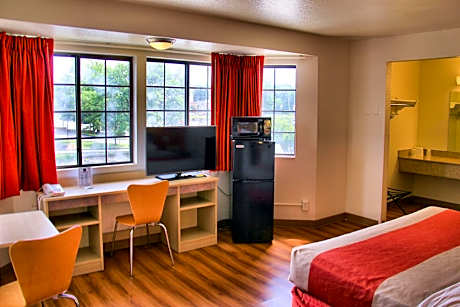 1 QUEEN BED | NON-SMOKING