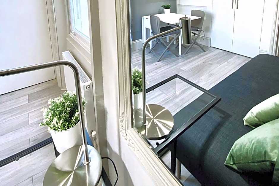 Apt 03 Beachside Beauty Central Studio Steps from Cafes