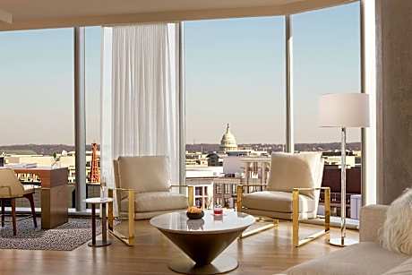 Diplomat One Bedroom Suite - One King Bed