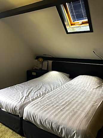 Twin room with shower and toilet