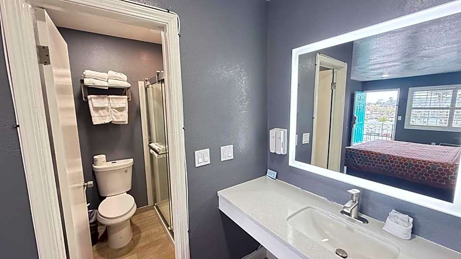 Fireside Inn By The Beach Boardwalk & Bowling