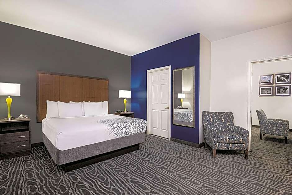 La Quinta Inn & Suites by Wyndham Mercedes Outlet Mall